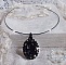 Pendentif Mirano incarne parfaitement l&rsquo;&eacute;l&eacute;gance avec un cabochon ovale facett&eacute; en Cristal cercl&eacute; de rocailles et toupies aux couleurs Noires et Argent&eacute;es. Mont&eacute; sur un tour du cou c&acirc;bl&eacute; et cir&eacute; Noir 