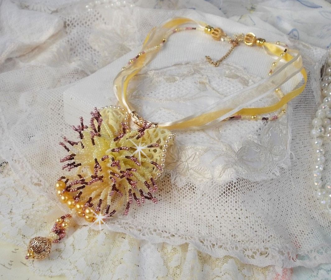 Pendentif La Petite Robe Jaune mont&eacute; avec des rocailles de qualit&eacute; couleur Jaune, Cerise et Rose, &agrave; laquelle s&rsquo;ajoute des perles rondes nacr&eacute;es en Cristal, perles et fleurs en plaqu&eacute; Or