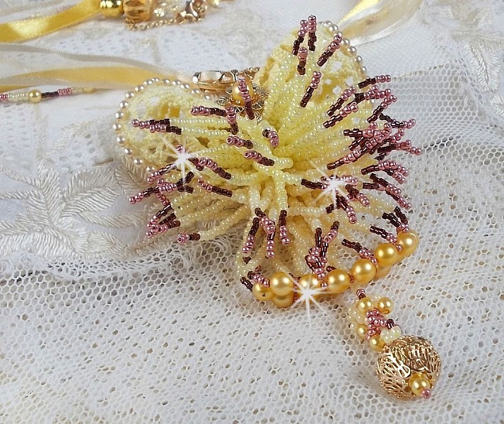 Pendentif La Petite Robe Jaune mont&eacute; avec des rocailles de qualit&eacute; couleur Jaune, Cerise et Rose, &agrave; laquelle s&rsquo;ajoute des perles rondes nacr&eacute;es en Cristal, perles et fleurs en plaqu&eacute; Or