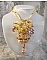 Pendentif La Petite Robe Jaune mont&eacute; avec des rocailles de qualit&eacute; couleur Jaune, Cerise et Rose, &agrave; laquelle s&rsquo;ajoute des perles rondes nacr&eacute;es en Cristal, perles et fleurs en plaqu&eacute; Or
