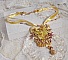 Pendentif La Petite Robe Jaune mont&eacute; avec des rocailles de qualit&eacute; couleur Jaune, Cerise et Rose, &agrave; laquelle s&rsquo;ajoute des perles rondes nacr&eacute;es en Cristal, perles et fleurs en plaqu&eacute; Or