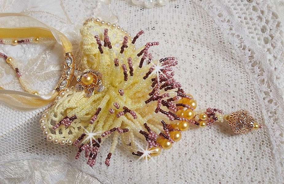 Pendentif La Petite Robe Jaune mont&eacute; avec des rocailles de qualit&eacute; couleur Jaune, Cerise et Rose, &agrave; laquelle s&rsquo;ajoute des perles rondes nacr&eacute;es en Cristal, perles et fleurs en plaqu&eacute; Or