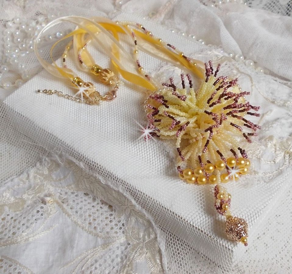 Pendentif La Petite Robe Jaune mont&eacute; avec des rocailles de qualit&eacute; couleur Jaune, Cerise et Rose, &agrave; laquelle s&rsquo;ajoute des perles rondes nacr&eacute;es en Cristal, perles et fleurs en plaqu&eacute; Or