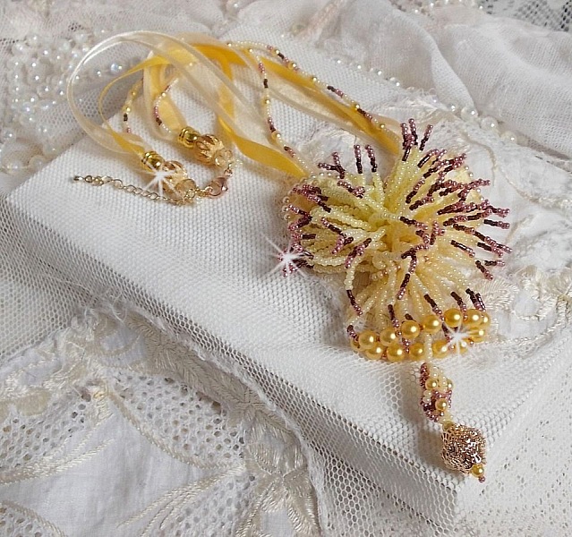 Pendentif La Petite Robe Jaune mont&eacute; avec des rocailles de qualit&eacute; couleur Jaune, Cerise et Rose, &agrave; laquelle s&rsquo;ajoute des perles rondes nacr&eacute;es en Cristal, perles et fleurs en plaqu&eacute; Or