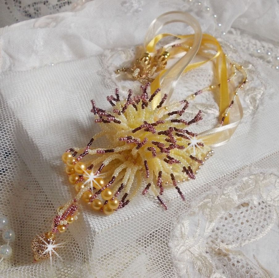 Pendentif La Petite Robe Jaune mont&eacute; avec des rocailles de qualit&eacute; couleur Jaune, Cerise et Rose, &agrave; laquelle s&rsquo;ajoute des perles rondes nacr&eacute;es en Cristal, perles et fleurs en plaqu&eacute; Or
