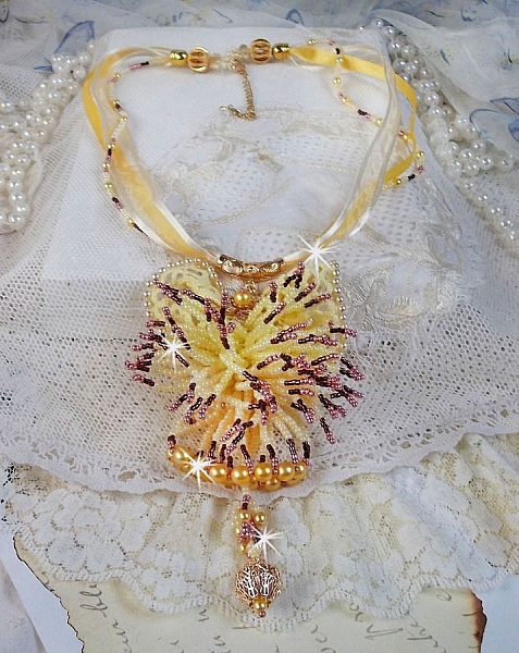 Pendentif La Petite Robe Jaune mont&eacute; avec des rocailles de qualit&eacute; couleur Jaune, Cerise et Rose, &agrave; laquelle s&rsquo;ajoute des perles rondes nacr&eacute;es en Cristal, perles et fleurs en plaqu&eacute; Or