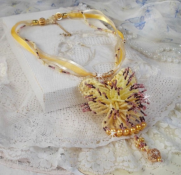 Pendentif La Petite Robe Jaune mont&eacute; avec des rocailles de qualit&eacute; couleur Jaune, Cerise et Rose, &agrave; laquelle s&rsquo;ajoute des perles rondes nacr&eacute;es en Cristal, perles et fleurs en plaqu&eacute; Or