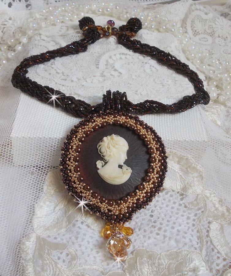 Collier pendentif Souvenir Eternel cr&eacute;e avec des perles de qualit&eacute;