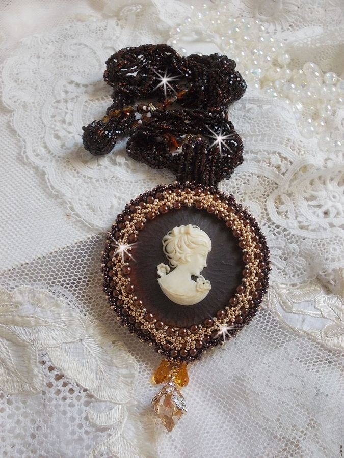 Collier pendentif Souvenir Eternel cr&eacute;e avec des perles de qualit&eacute;