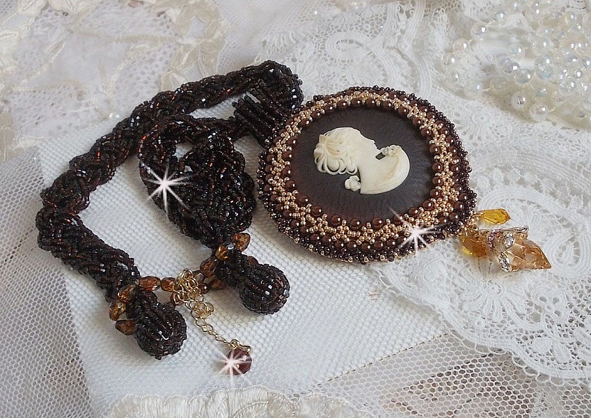 Collier pendentif Souvenir Eternel cr&eacute;e avec des perles de qualit&eacute;