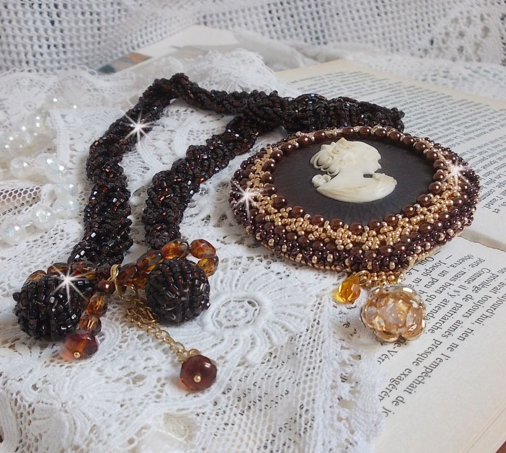 Collier pendentif Souvenir Eternel cr&eacute;e avec des perles de qualit&eacute;