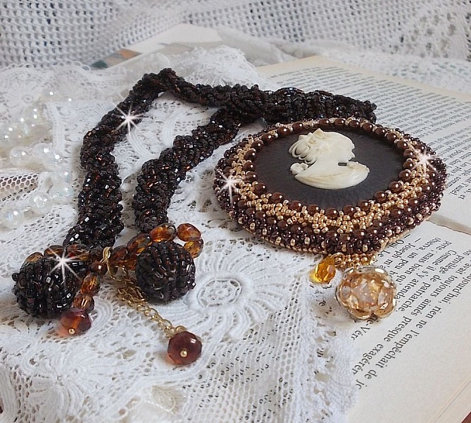 Collier pendentif Souvenir Eternel cr&eacute;e avec des perles de qualit&eacute;