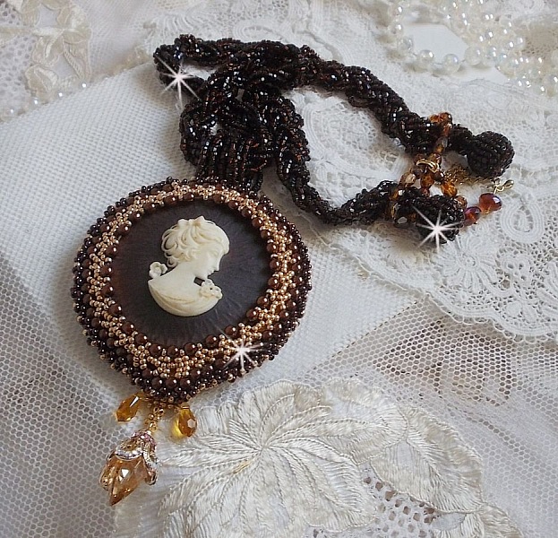 Collier pendentif Souvenir Eternel cr&eacute;e avec des perles de qualit&eacute;