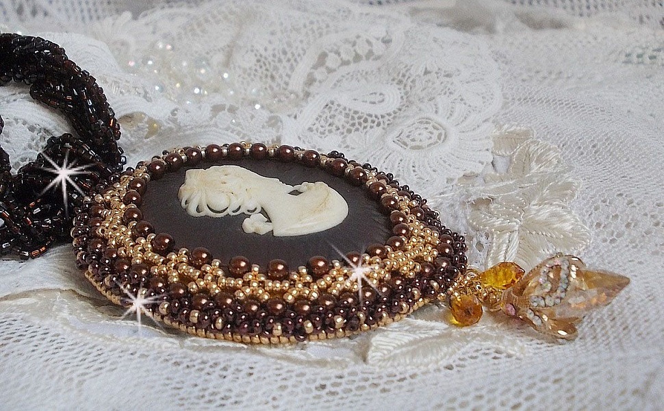 Collier pendentif Souvenir Eternel cr&eacute;e avec des perles de qualit&eacute;