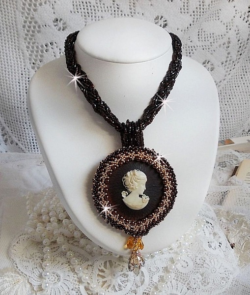 Collier pendentif Souvenir Eternel cr&eacute;e avec des perles de qualit&eacute;