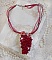 Pendentif Tendre Rouge mont&eacute; avec des gouttes en verre rouge, des perles rondes facett&eacute;es et des perles nacr&eacute;es