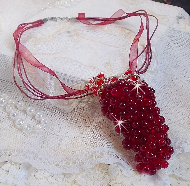 Pendentif Tendre Rouge mont&eacute; avec des gouttes en verre rouge, des perles rondes facett&eacute;es et des perles nacr&eacute;es