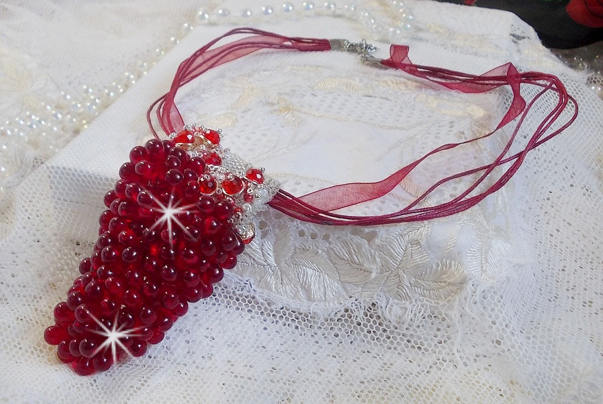 Pendentif Tendre Rouge mont&eacute; avec des gouttes en verre rouge, des perles rondes facett&eacute;es et des perles nacr&eacute;es