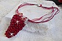 Pendentif Tendre Rouge mont&eacute; avec des gouttes en verre rouge, des perles rondes facett&eacute;es et des perles nacr&eacute;es