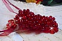 Pendentif Tendre Rouge mont&eacute; avec des gouttes en verre rouge, des perles rondes facett&eacute;es et des perles nacr&eacute;es