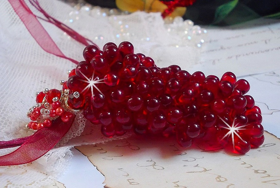 Pendentif Tendre Rouge mont&eacute; avec des gouttes en verre rouge, des perles rondes facett&eacute;es et des perles nacr&eacute;es
