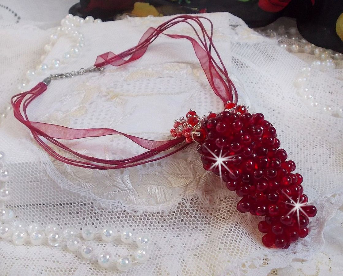 Pendentif Tendre Rouge mont&eacute; avec des gouttes en verre rouge, des perles rondes facett&eacute;es et des perles nacr&eacute;es