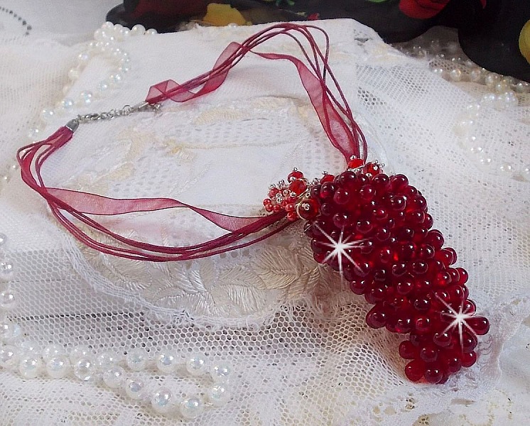 Pendentif Tendre Rouge mont&eacute; avec des gouttes en verre rouge, des perles rondes facett&eacute;es et des perles nacr&eacute;es
