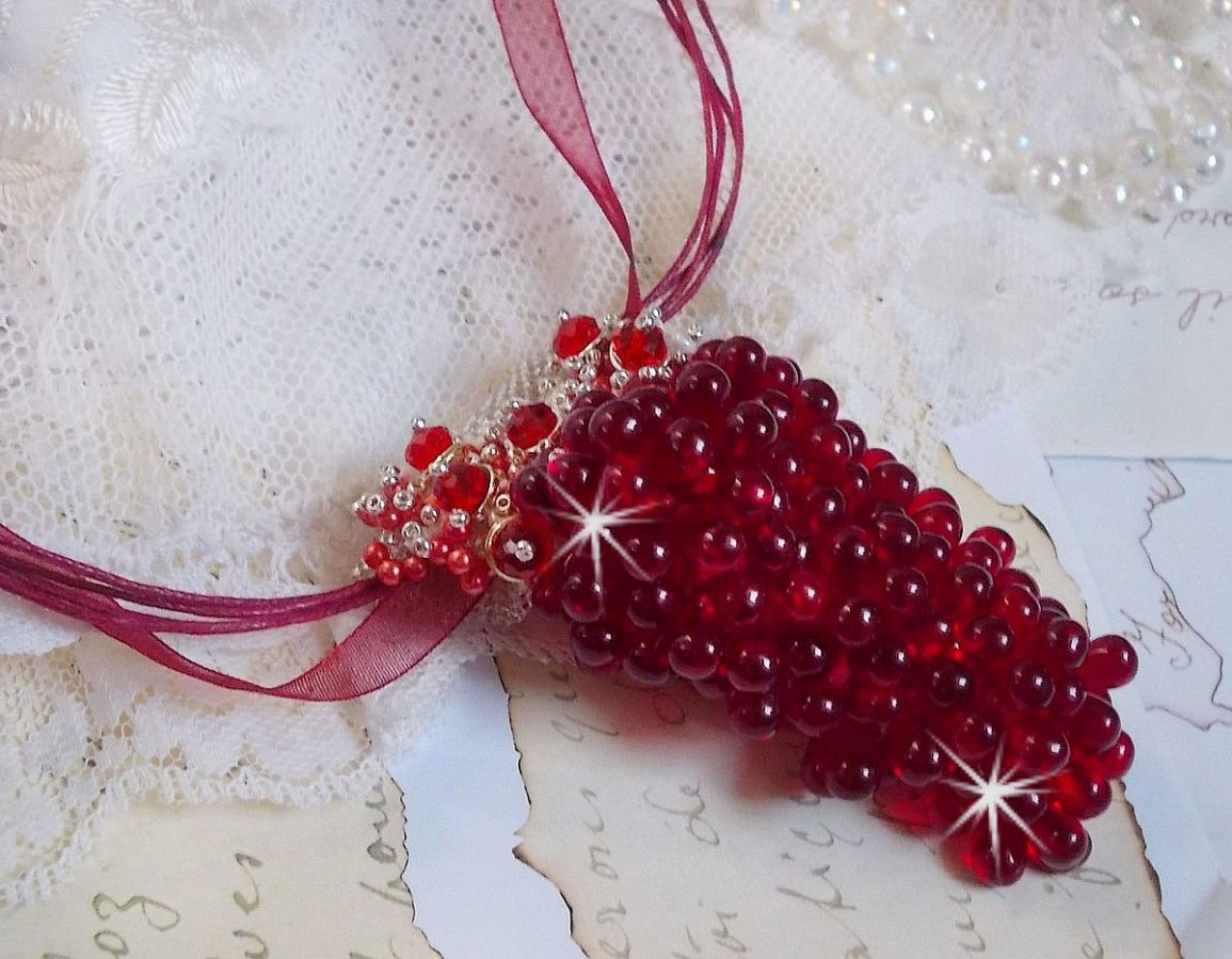 Pendentif Tendre Rouge mont&eacute; avec des gouttes en verre rouge, des perles rondes facett&eacute;es et des perles nacr&eacute;es