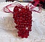 Pendentif Tendre Rouge mont&eacute; avec des gouttes en verre rouge, des perles rondes facett&eacute;es et des perles nacr&eacute;es