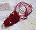 Pendentif Tendre Rouge mont&eacute; avec des gouttes en verre rouge, des perles rondes facett&eacute;es et des perles nacr&eacute;es
