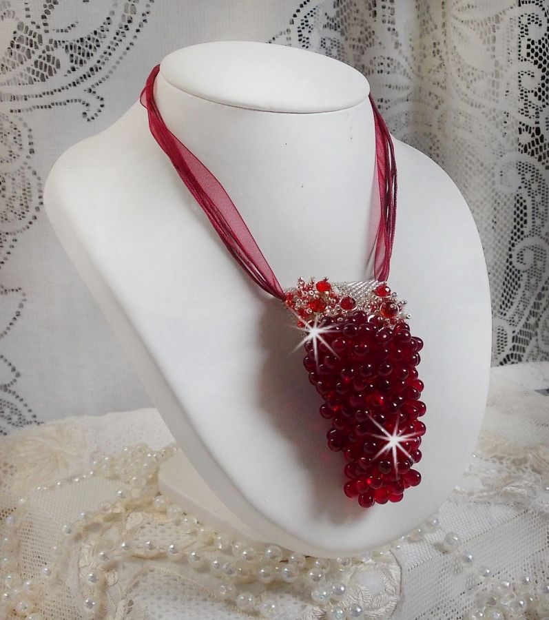 Pendentif Tendre Rouge mont&eacute; avec des gouttes en verre rouge, des perles rondes facett&eacute;es et des perles nacr&eacute;es