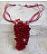Pendentif Tendre Rouge mont&eacute; avec des gouttes en verre rouge, des perles rondes facett&eacute;es et des perles nacr&eacute;es