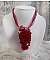 Pendentif Tendre Rouge mont&eacute; avec des gouttes en verre rouge, des perles rondes facett&eacute;es et des perles nacr&eacute;es