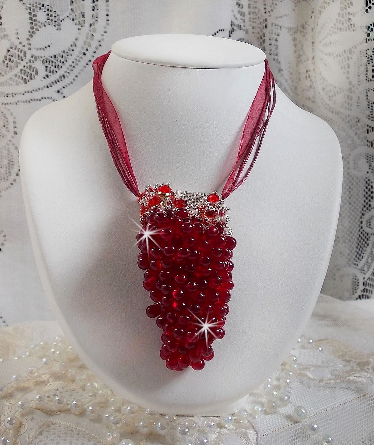 Pendentif Tendre Rouge mont&eacute; avec des gouttes en verre rouge, des perles rondes facett&eacute;es et des perles nacr&eacute;es