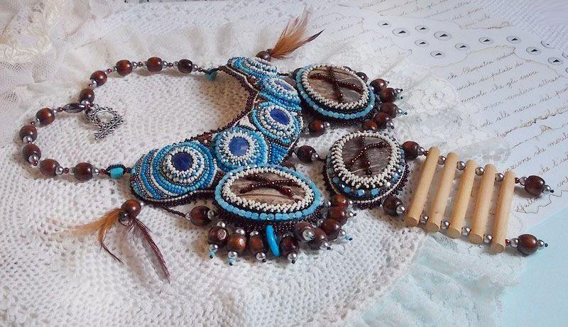 Collier Plaston Haute-Couture Typie Blue - Danse avec les Loups avec des perles semi-pr&eacute;cieuses et des perles diverses