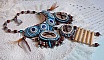 Collier Plaston Haute-Couture Typie Blue - Danse avec les Loups avec des perles semi-pr&eacute;cieuses et des perles diverses