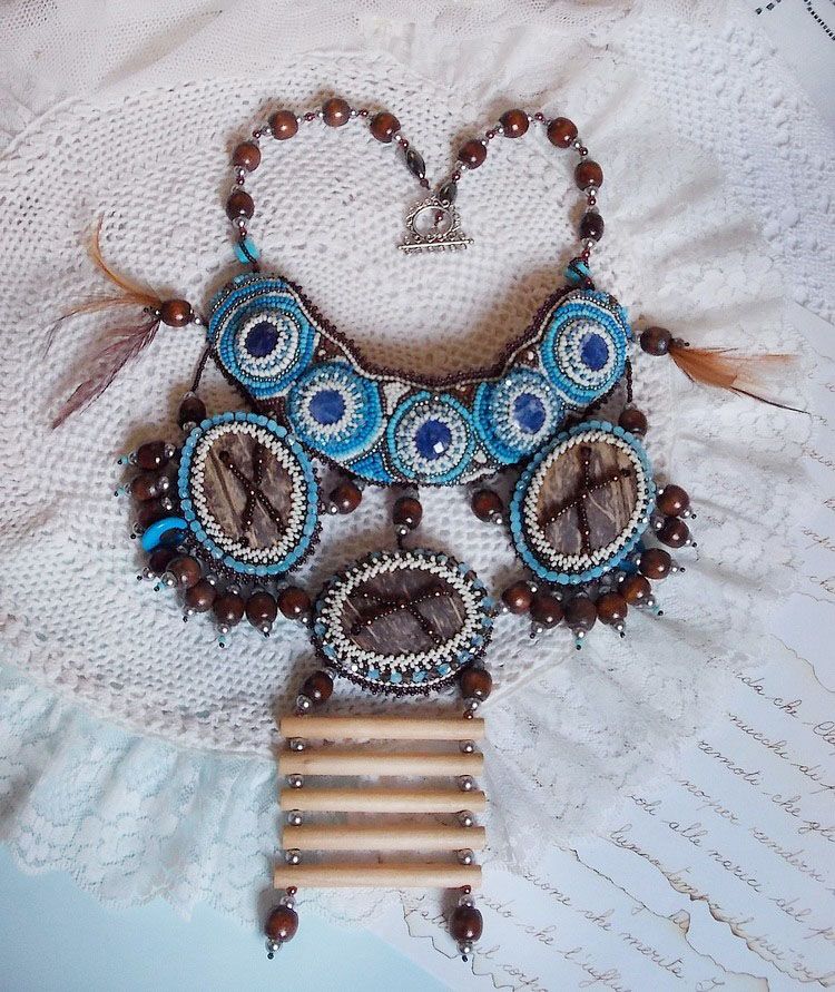 Collier Plaston Haute-Couture Typie Blue - Danse avec les Loups avec des perles semi-pr&eacute;cieuses et des perles diverses