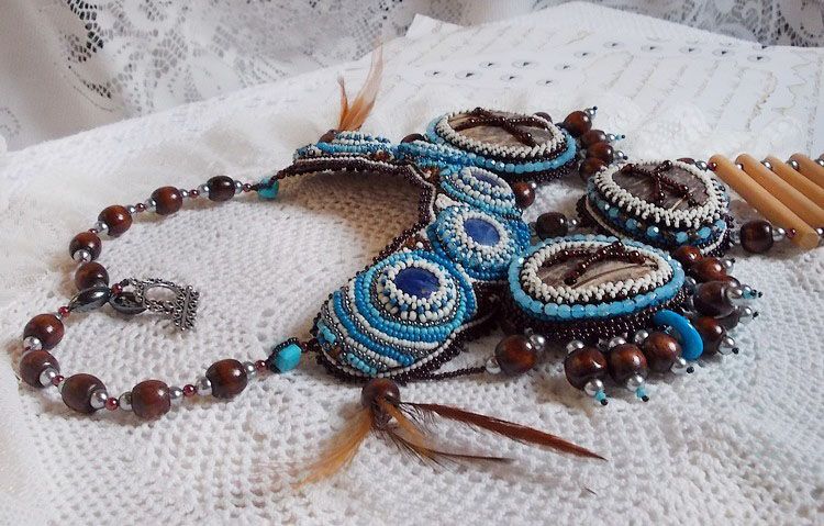 Collier Plaston Haute-Couture Typie Blue - Danse avec les Loups avec des perles semi-pr&eacute;cieuses et des perles diverses