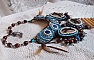 Collier Plaston Haute-Couture Typie Blue - Danse avec les Loups avec des perles semi-pr&eacute;cieuses et des perles diverses