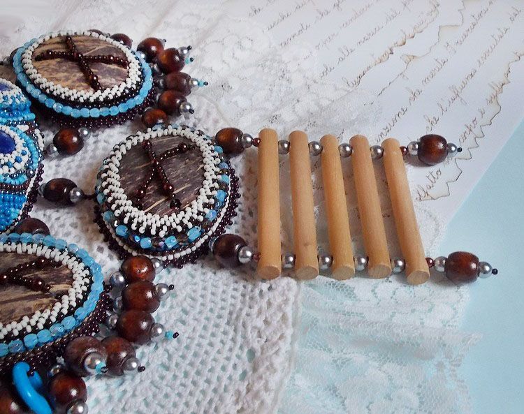 Collier Plaston Haute-Couture Typie Blue - Danse avec les Loups avec des perles semi-pr&eacute;cieuses et des perles diverses