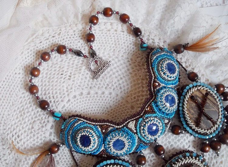 Collier Plaston Haute-Couture Typie Blue - Danse avec les Loups avec des perles semi-pr&eacute;cieuses et des perles diverses