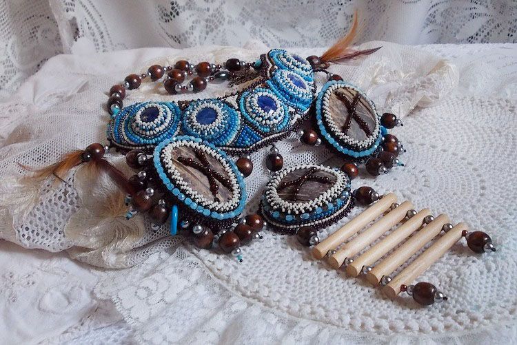 Collier Plaston Haute-Couture Typie Blue - Danse avec les Loups avec des perles semi-pr&eacute;cieuses et des perles diverses