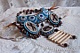Collier Plaston Haute-Couture Typie Blue - Danse avec les Loups avec des perles semi-pr&eacute;cieuses et des perles diverses