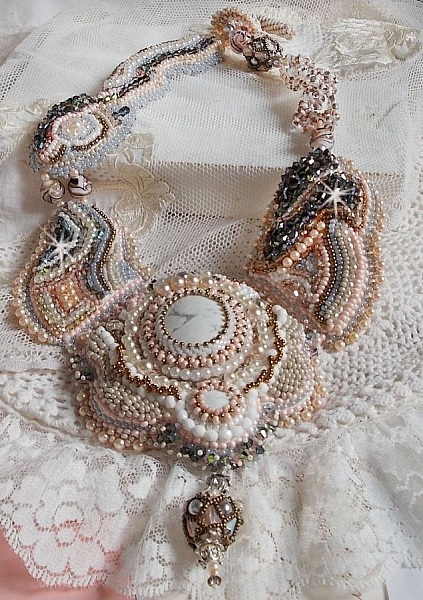 Plastron Ang&eacute;lique Marquise des Anges Haute-Couture brod&eacute; avec des pierres de gemmes et des cristaux de Swarovski