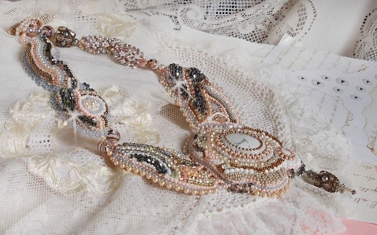 Plastron Ang&eacute;lique Marquise des Anges Haute-Couture brod&eacute; avec des pierres de gemmes et des cristaux de Swarovski