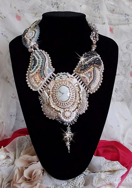 Plastron Ang&eacute;lique Marquise des Anges Haute-Couture brod&eacute; avec des pierres de gemmes et des cristaux de Swarovski