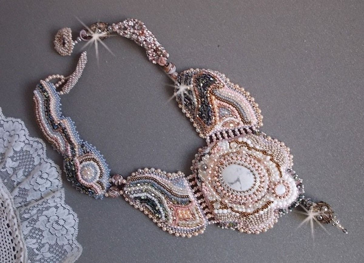 Plastron Ang&eacute;lique Marquise des Anges Haute-Couture brod&eacute; avec des pierres de gemmes et des cristaux de Swarovski