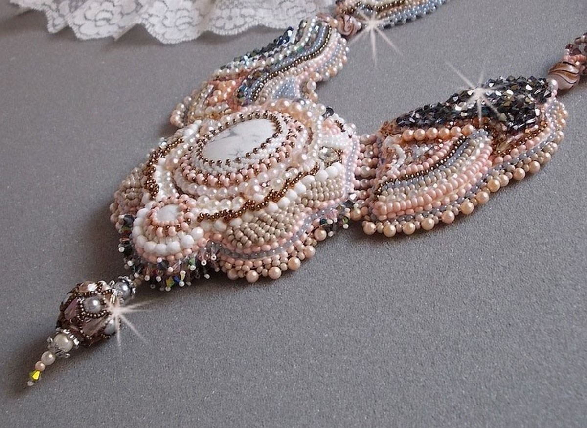 Plastron Ang&eacute;lique Marquise des Anges Haute-Couture brod&eacute; avec des pierres de gemmes et des cristaux de Swarovski