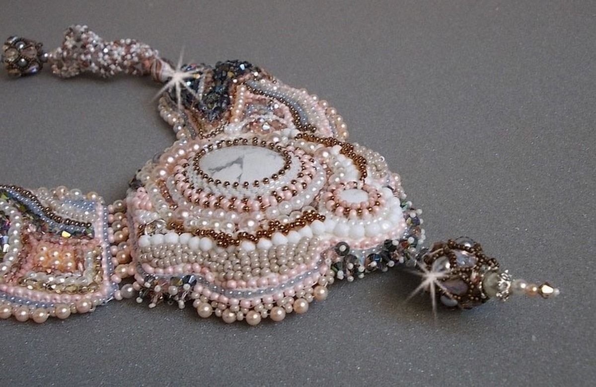 Plastron Ang&eacute;lique Marquise des Anges Haute-Couture brod&eacute; avec des pierres de gemmes et des cristaux de Swarovski