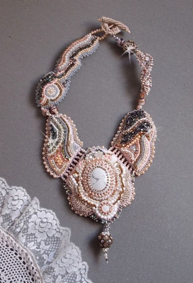 Plastron Ang&eacute;lique Marquise des Anges Haute-Couture brod&eacute; avec des pierres de gemmes et des cristaux de Swarovski